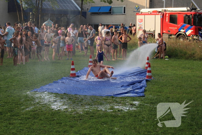 Jong en oud genieten bij waterfestijn