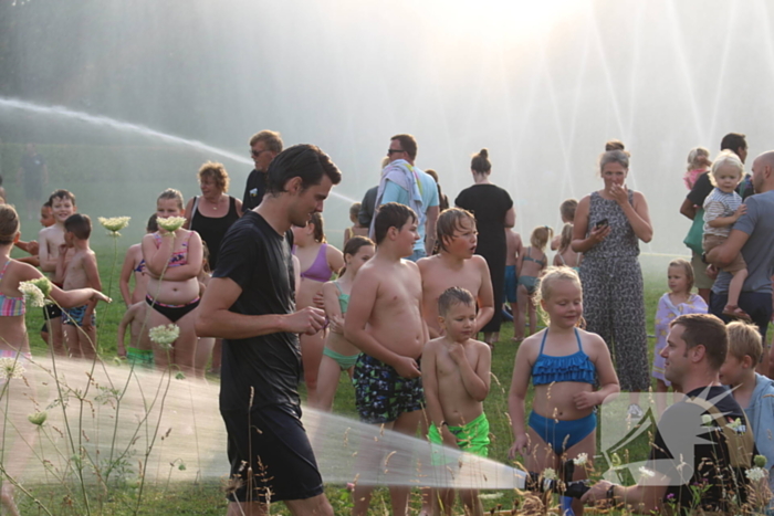 Jong en oud genieten bij waterfestijn