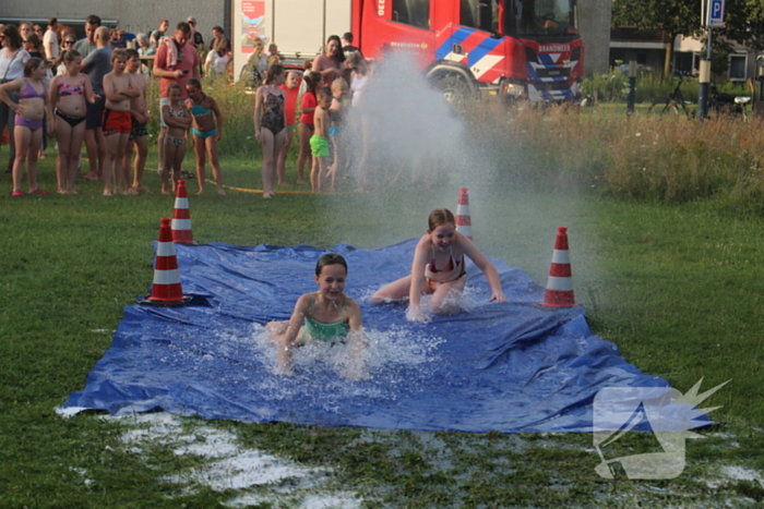 Jong en oud genieten bij waterfestijn