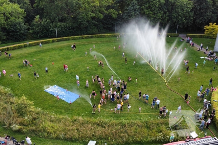 Jong en oud genieten bij waterfestijn