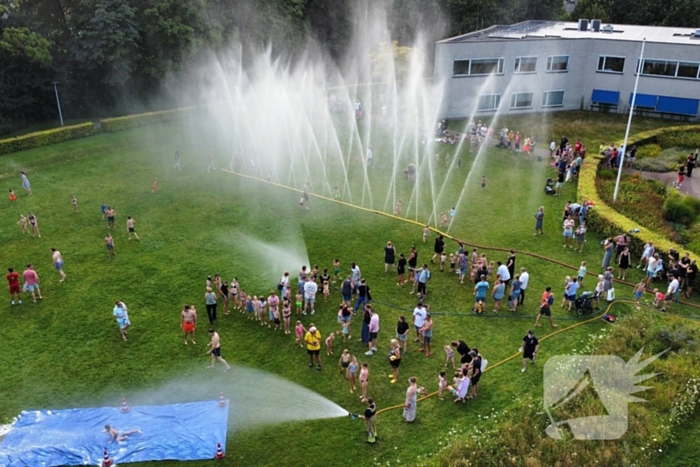 Jong en oud genieten bij waterfestijn