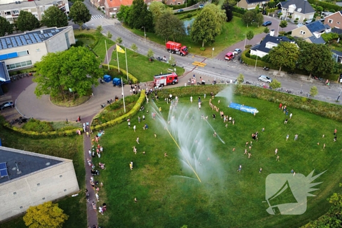 Jong en oud genieten bij waterfestijn