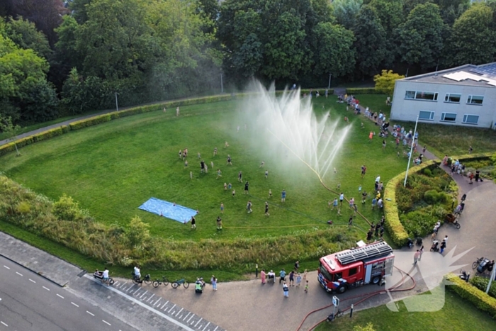 Jong en oud genieten bij waterfestijn