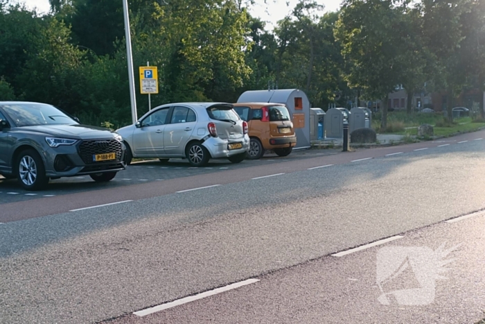 Twee voertuigen botsen achterop elkaar