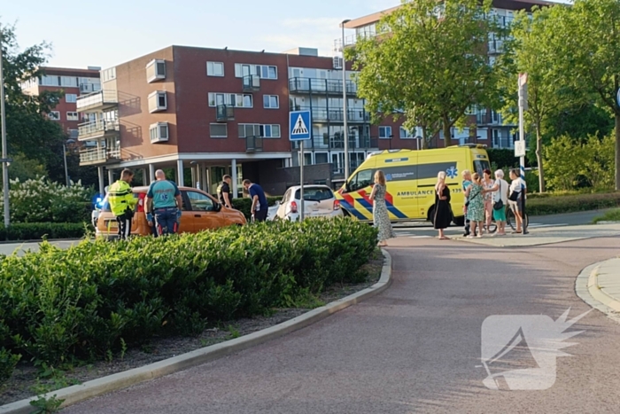 Twee voertuigen botsen achterop elkaar