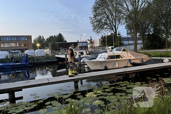 Duikers van de brandweer vinden verloren telefoon van agenten