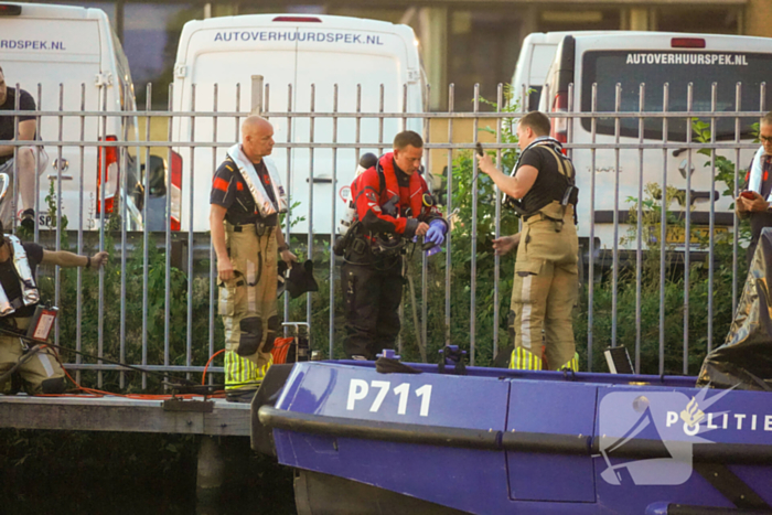 Duikers van de brandweer vinden verloren telefoon van agenten