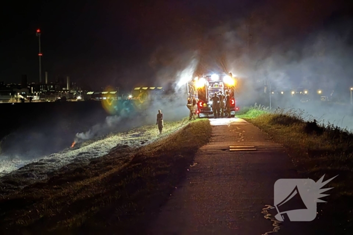 Opnieuw hooi in brand langs dijk