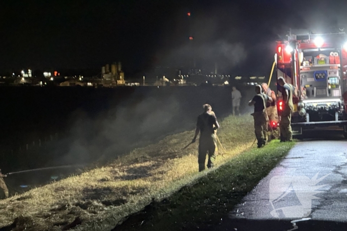 Opnieuw hooi in brand langs dijk