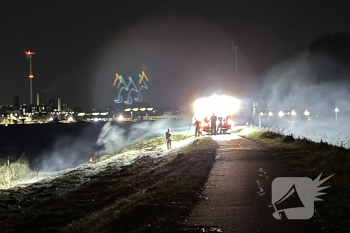 Opnieuw hooi in brand langs dijk