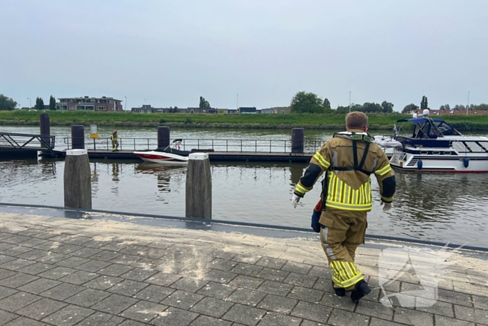 Hulpdiensten en politiehelikopter zoeken naar mogelijke drenkeling