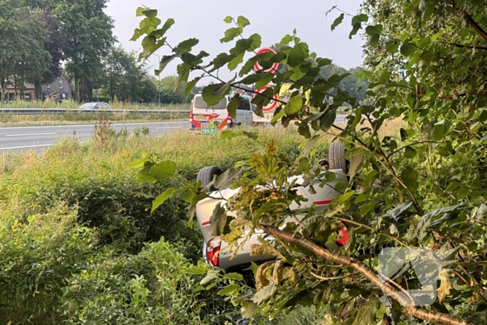 Auto belandt op zijn kop in sloot naast snelweg