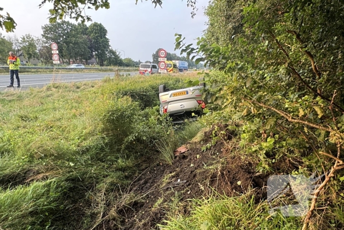 Auto belandt op zijn kop in sloot naast snelweg