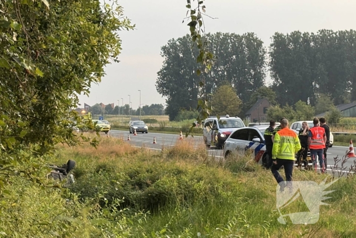 Auto belandt op zijn kop in sloot naast snelweg