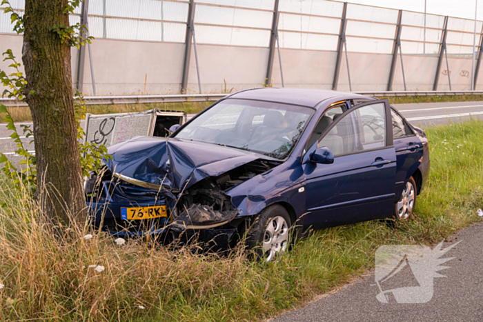 Automobilist gewond bij botsing tegen boom