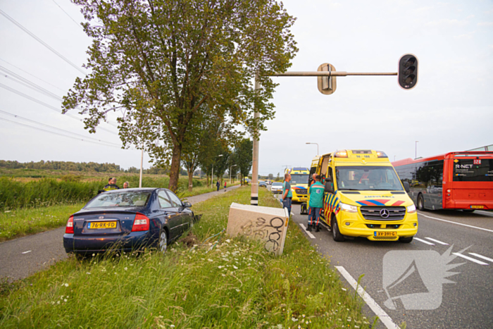 Automobilist gewond bij botsing tegen boom