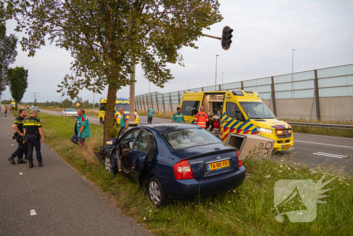 Automobilist gewond bij botsing tegen boom