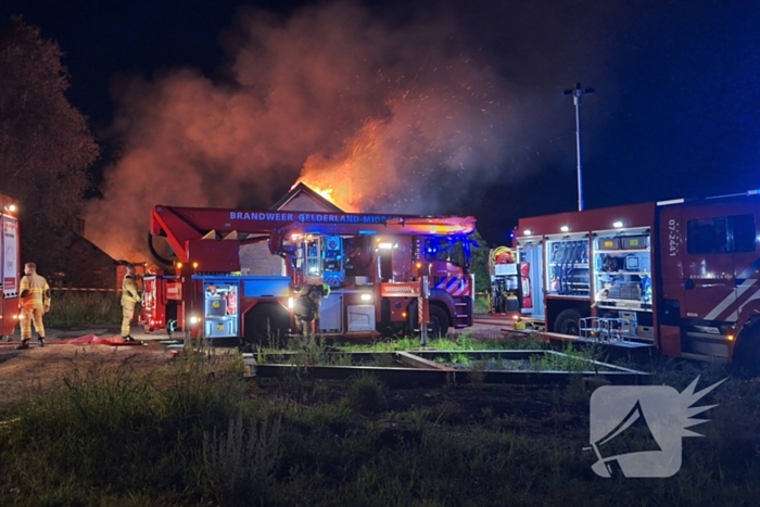 Vlammenzee en rookwolken bij uitslaande brand