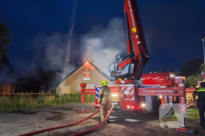 Vlammenzee en rookwolken bij uitslaande brand