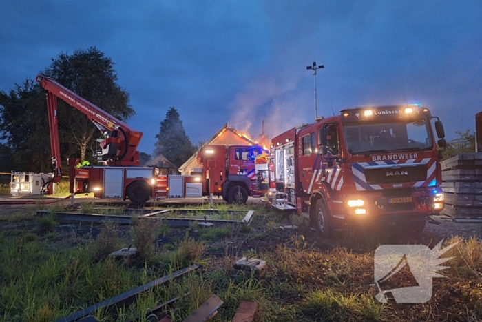 Vlammenzee en rookwolken bij uitslaande brand