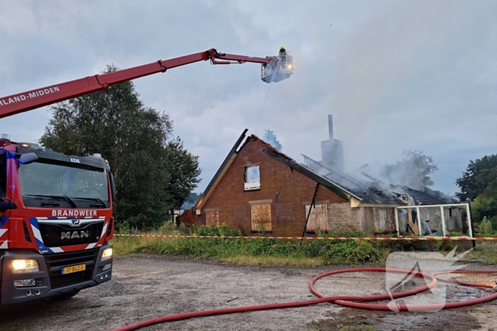 Vlammenzee en rookwolken bij uitslaande brand