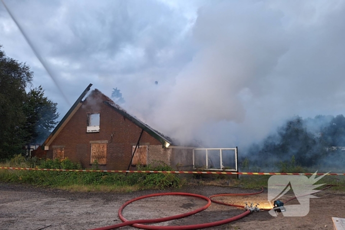 Vlammenzee en rookwolken bij uitslaande brand