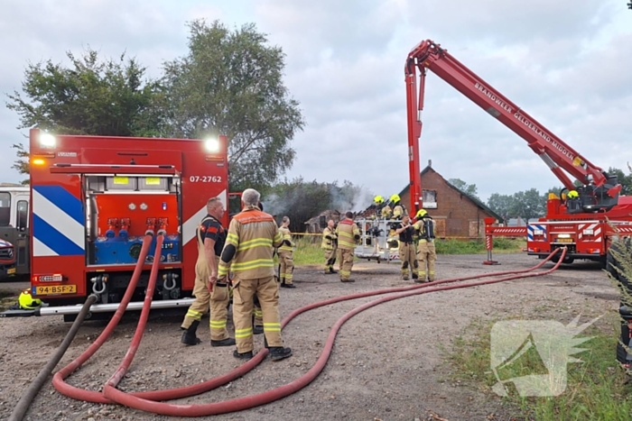 Vlammenzee en rookwolken bij uitslaande brand