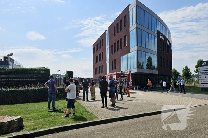 Haag vliegt in brand door onkruidverbrander