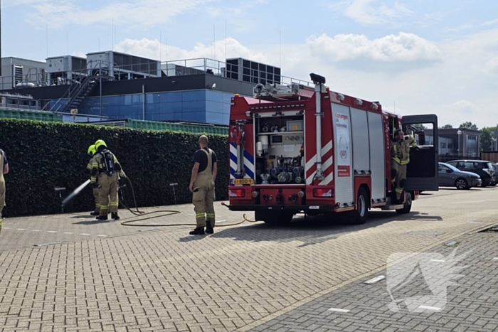 Haag vliegt in brand door onkruidverbrander