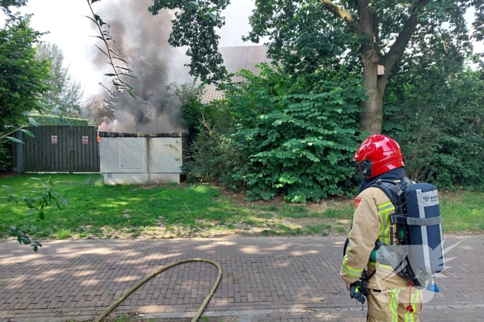 Zwarte rookwolken door brand in elektrakast