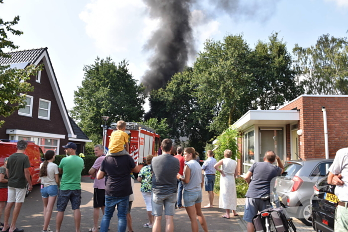 Zwarte rookwolken door brand in elektrakast