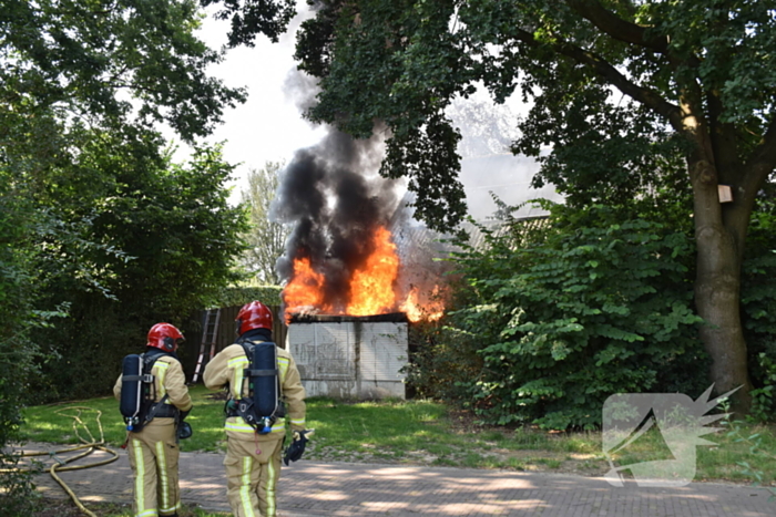 Zwarte rookwolken door brand in elektrakast