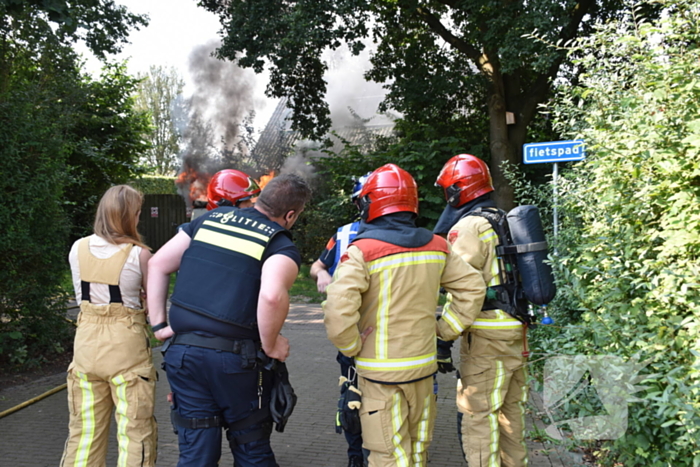 Zwarte rookwolken door brand in elektrakast