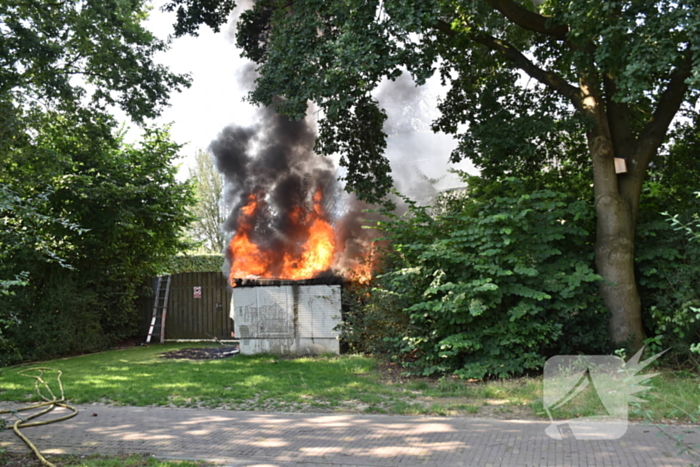 Zwarte rookwolken door brand in elektrakast