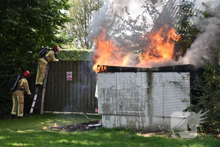 Zwarte rookwolken door brand in elektrakast