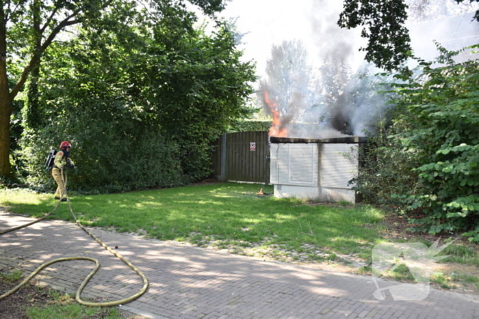 Zwarte rookwolken door brand in elektrakast