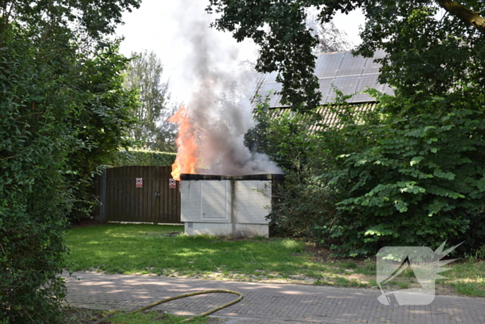 Zwarte rookwolken door brand in elektrakast