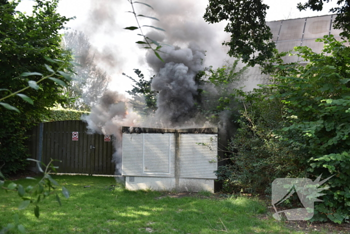 Zwarte rookwolken door brand in elektrakast