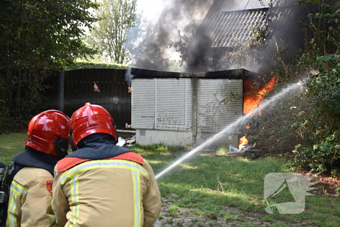 Zwarte rookwolken door brand in elektrakast