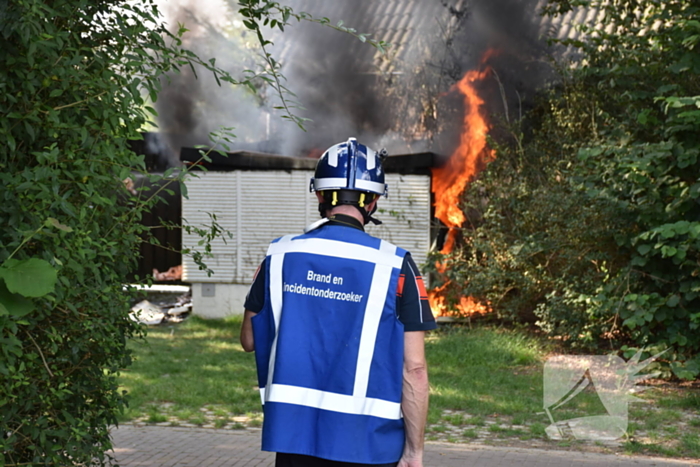 Zwarte rookwolken door brand in elektrakast