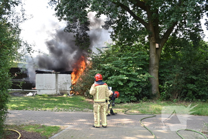 Zwarte rookwolken door brand in elektrakast