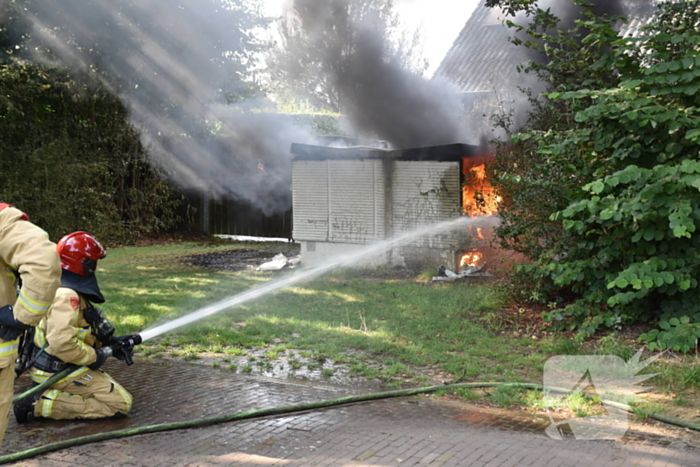 Zwarte rookwolken door brand in elektrakast