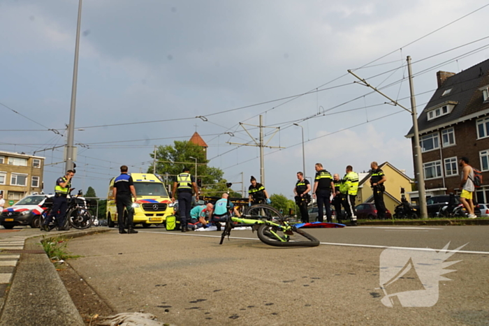 Fietser gewond aan hoofd na harde botsing met automobilist