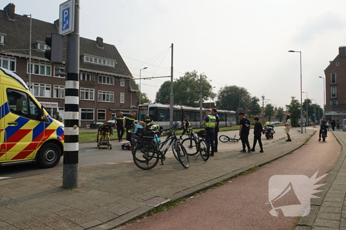 Fietser gewond aan hoofd na harde botsing met automobilist