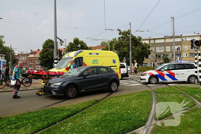 Fietser gewond aan hoofd na harde botsing met automobilist