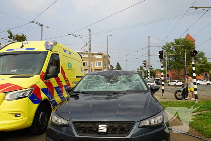 Fietser gewond aan hoofd na harde botsing met automobilist