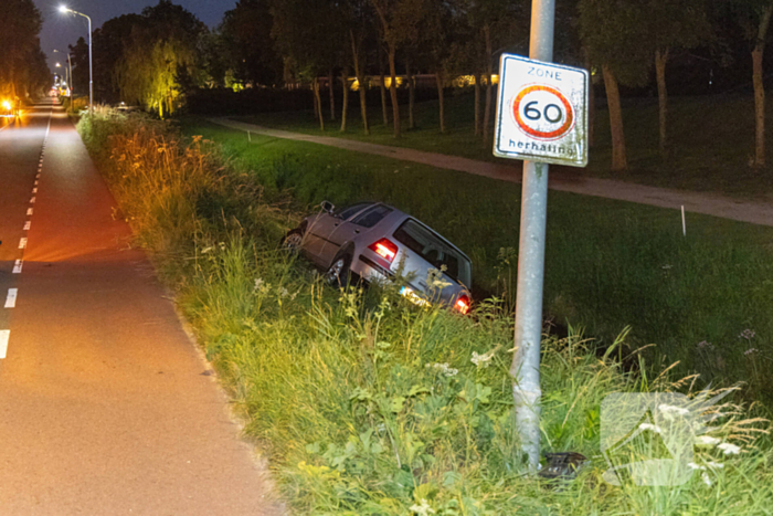 Automobilist ramt lantaarnpaal en belandt naast weg