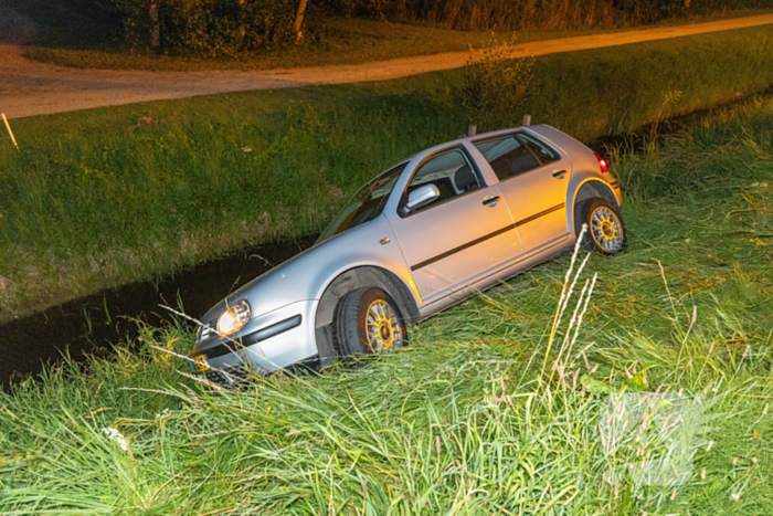 Automobilist ramt lantaarnpaal en belandt naast weg