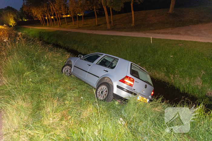 Automobilist ramt lantaarnpaal en belandt naast weg