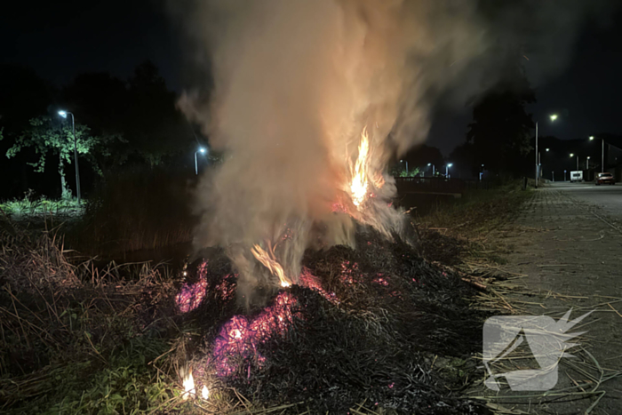 Stapel hooi vliegt in brand